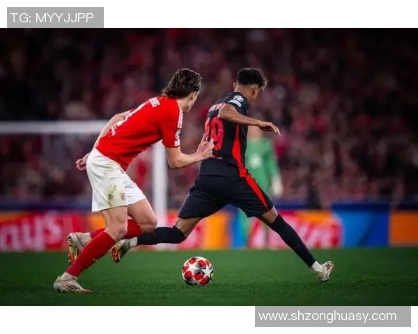 高个子足球球星突破防线上演一条龙进球精彩瞬间震撼全场